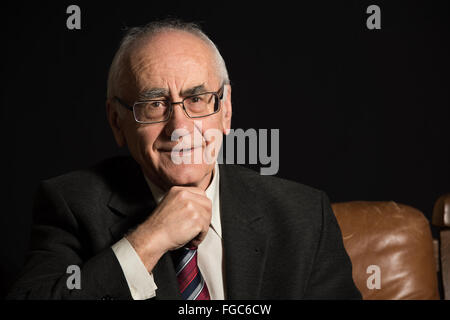 älteren Geschäftsmann, tragen Brillen auf schwarzem Hintergrund, glücklich Stockfoto