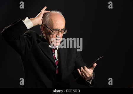 leitenden Geschäftsmann arbeitet mit Tablet-pc, in Schwierigkeiten Stockfoto