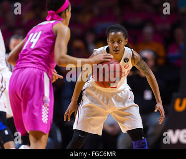 18. Februar 2016: Andraya Carter #14 der Tennessee Lady Freiwilligen bringt den Ball, Gericht, während A'Queen Hayes #3 von den Mississippi Rebels bei den NCAA-Basketball-Spiel zwischen der University of Tennessee Lady Freiwilligen und die University of Mississippi-Rebellen in der Thompson-Boling-Arena in Knoxville TN Tim Gangloff/CSM verteidigt Stockfoto