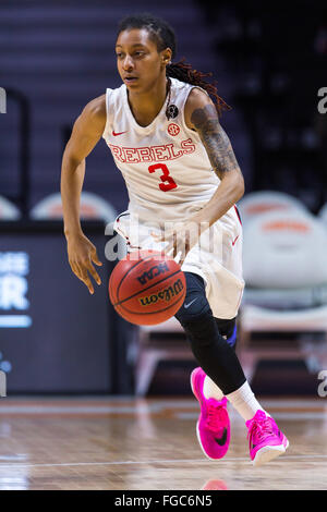 18. Februar 2016: A'Queen Hayes #3 von den Mississippi Rebels bringt den Ball oben Gericht während der NCAA Basketball-Spiel zwischen der University of Tennessee Lady Freiwilligen und die University of Mississippi-Rebellen in der Thompson-Boling-Arena in Knoxville TN Tim Gangloff/CSM Stockfoto