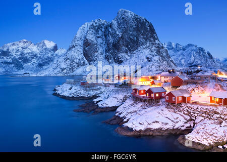 Traditionelle norwegische Fischer Hütten Rorbuer auf der Insel Hamnøy, Reine auf den Lofoten im Norden Norwegens. Photographe Stockfoto