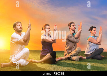 Die Gruppe von Menschen, die Yoga-Übungen Stockfoto