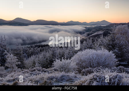 Starkem Frost und Nebel über Loch Garry Stockfoto