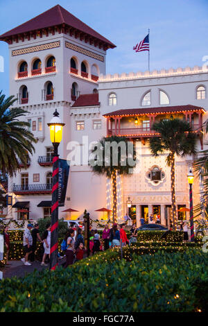Anzeigen von spanischen traditionellen weißen Kerzen in der Weihnachtszeit, zieht St. Augustine "Nacht der Lichter". Stockfoto