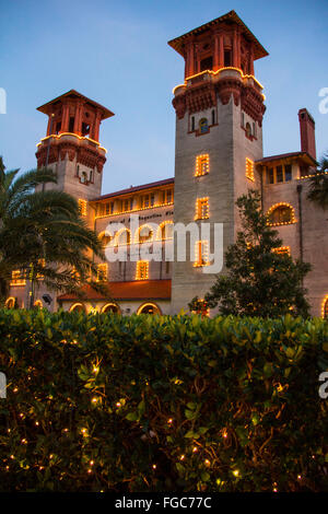 St. Augustine traditionelle "Nights of Lights" Urlaub Beleuchtung Display erstellt eine funkelnde, brillantere Szene bei Sonnenuntergang. Stockfoto