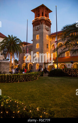 St. Augustine traditionelle "Nights of Lights" Urlaub Beleuchtung Display sorgt für eine funkelnde, festliche Atmosphäre bei Sonnenuntergang. Stockfoto