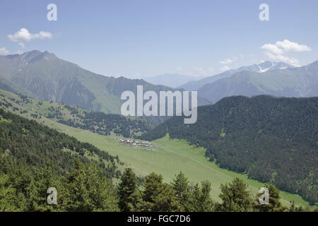 Blick über das Dorf Diklo in Richtung Dagestan. Tuscheti, Georgia Stockfoto