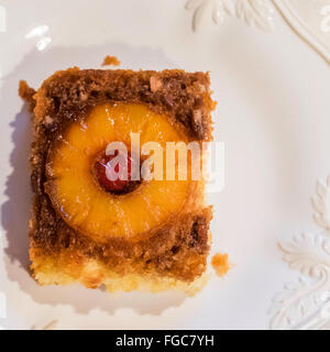 Eine Portion Ananas auf dem Kopf, mit braunem Zucker, Ananasscheiben, Maraschinenkirschen und Pekannuss, Oklahoma, USA. Stockfoto