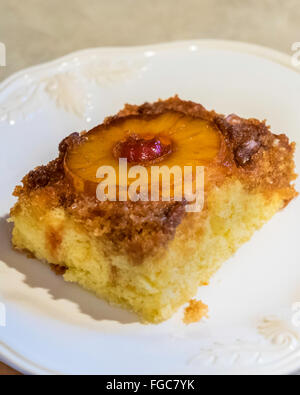 Eine Portion Ananas auf den Kopf nach unten Kuchen, mit braunem Zucker, Ananasscheiben, Marascheno Kirschen und Pecan-topping Stockfoto