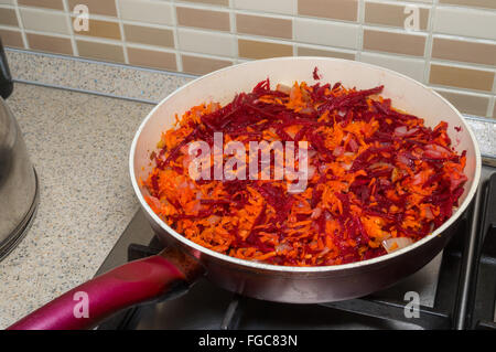 Gebratene Zwiebel, rote Beete und Karotten auf Pfanne Closeup. Es Zutaten für ukrainische rote-Rüben-Suppe Borschtsch genannt Stockfoto