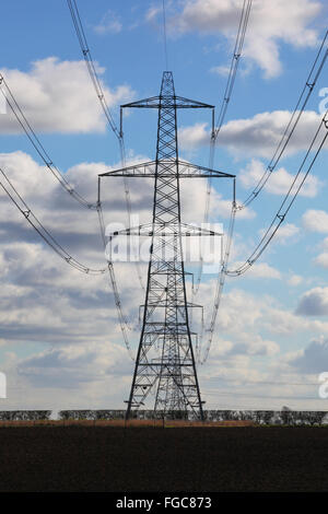 Pylon, Pylonen, Strom, Strom, Energie, Turm, Kabel, Industrie, Spannung, Stahl, Hoch, Silhouette, nationales Netz, Gefahr, Industrie, Netzwerk, Bügeleisen Stockfoto