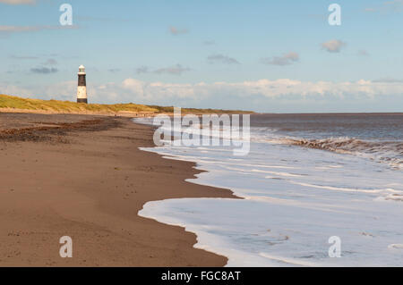 Ein Blick auf die "neuen" Leuchtturm (1895 erbaut und im Jahre 1985 stillgelegt) zwischen der Mündung des Humber und die Nordsee bei Spurn Stockfoto