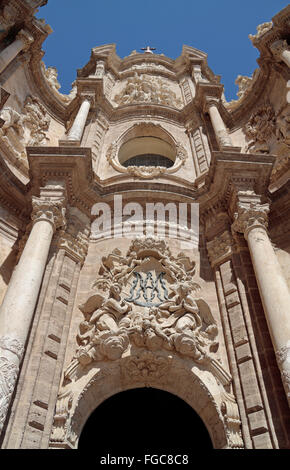 Eisernes Tor Eingang Catedral de València, Place De La Reina in Valencia, Spanien. Stockfoto