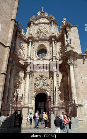 Eisernes Tor Eingang Catedral de València, Place De La Reina in Valencia, Spanien. Stockfoto