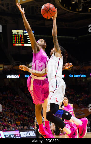 18. Februar 2016: Diamond DeShields #11 der Tennessee Lady Freiwilligen blockiert die Aufnahme von A'Queen Hayes #3 von den Mississippi Rebels bei den NCAA-Basketball-Spiel zwischen der University of Tennessee Lady Freiwilligen und die University of Mississippi-Rebellen in der Thompson-Boling-Arena in Knoxville TN Tim Gangloff/CSM Stockfoto