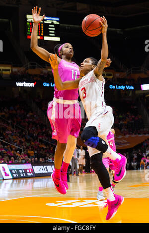 18. Februar 2016: Diamond DeShields #11 der Tennessee Lady Freiwilligen blockiert die Aufnahme von A'Queen Hayes #3 von den Mississippi Rebels bei den NCAA-Basketball-Spiel zwischen der University of Tennessee Lady Freiwilligen und die University of Mississippi-Rebellen in der Thompson-Boling-Arena in Knoxville TN Tim Gangloff/CSM Stockfoto