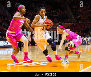 18. Februar 2016: A'Queen Hayes #3 von den Mississippi Rebels treibt in den Korb gegen Diamond DeShields #11 und Andraya Carter #14 der Tennessee Lady Freiwilligen bei den NCAA-Basketball-Spiel zwischen der University of Tennessee Lady Freiwilligen und die Universität von Mississippi Rebels in Thompson Boling Arena in Knoxville TN Tim Gangloff/CSM Stockfoto