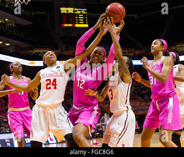 18. Februar 2016: Bashaara Gräber #12 der Tennessee Lady Freiwilligen Schlachten A'Queen Hayes #3 und Bretta Hart #24 von den Mississippi Rebels für die Erholung bei den NCAA-Basketball-Spiel zwischen der University of Tennessee Lady Freiwilligen und die University of Mississippi-Rebellen in der Thompson-Boling-Arena in Knoxville TN Tim Gangloff/CSM Stockfoto