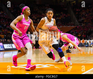 18. Februar 2016: A'Queen Hayes #3 von den Mississippi Rebels treibt in den Korb gegen Diamond DeShields #11 und Andraya Carter #14 der Tennessee Lady Freiwilligen bei den NCAA-Basketball-Spiel zwischen der University of Tennessee Lady Freiwilligen und die Universität von Mississippi Rebels in Thompson Boling Arena in Knoxville TN Tim Gangloff/CSM Stockfoto