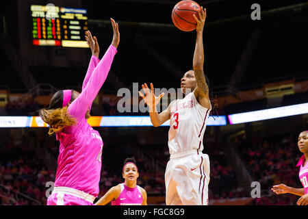 18. Februar 2016: A'Queen Hayes #3 von den Mississippi Rebels schießt den Ball über Bashaara Gräber #12 der Tennessee Lady Freiwilligen während der NCAA Basketball-Spiel zwischen der University of Tennessee Lady Freiwilligen und die Universität von Mississippi Rebels in der Thompson-Boling-Arena in Knoxville TN Tim Gangloff/CSM Stockfoto