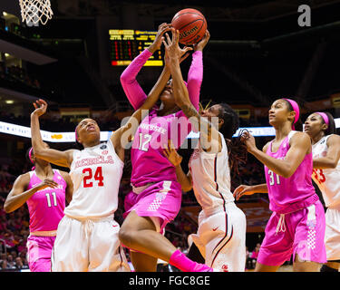 18. Februar 2016: Bashaara Gräber #12 der Tennessee Lady Freiwilligen Schlachten A'Queen Hayes #3 und Bretta Hart #24 von den Mississippi Rebels für die Erholung bei den NCAA-Basketball-Spiel zwischen der University of Tennessee Lady Freiwilligen und die University of Mississippi-Rebellen in der Thompson-Boling-Arena in Knoxville TN Tim Gangloff/CSM Stockfoto