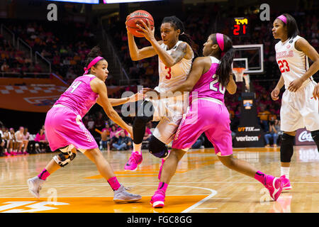 18. Februar 2016: A'Queen Hayes #3 von den Mississippi Rebels fährt in den Warenkorb und geht zwischen Andraya Carter #14 und Te'a Cooper #20 von Tennessee Lady Freiwilligen während der NCAA Basketball-Spiel zwischen der University of Tennessee Lady Freiwilligen und die University of Mississippi-Rebellen in der Thompson-Boling-Arena in Knoxville TN Tim Gangloff/CSM Stockfoto