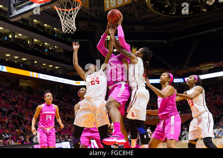 18. Februar 2016: Bashaara Gräber #12 der Tennessee Lady Freiwilligen Schlachten A'Queen Hayes #3 und Bretta Hart #24 von den Mississippi Rebels für die Erholung bei den NCAA-Basketball-Spiel zwischen der University of Tennessee Lady Freiwilligen und die University of Mississippi-Rebellen in der Thompson-Boling-Arena in Knoxville TN Tim Gangloff/CSM Stockfoto