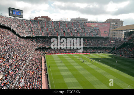 Blick von der Tribüne im spanischen La Liga-Spiel in Mestalla, Valencia CF, Heimat Valencia, Spanien. Stockfoto