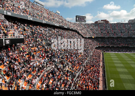 Blick von der Tribüne im spanischen La Liga-Spiel in Mestalla, Valencia CF, Heimat Valencia, Spanien. Stockfoto