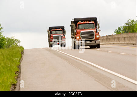 Zwei Muldenkipper auf Autobahn Stockfoto