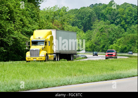 Gelbe Sattelschlepper führt Verkehr auf der Autobahn Stockfoto