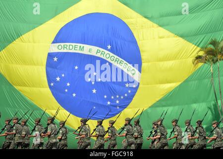 Soldaten mit der brasilianischen Armee halten eine Parade zum 71. Jahrestag der Schlacht von Monte Castello 18. Februar 2016 in Brasilia, Brasilien. Die Schlacht auch bekannt als Operation Encore war der Kriegseintritt der brasilianische Expeditionary Forces Land in Europa während des 2. Weltkrieges. Stockfoto