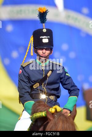 Soldaten mit der brasilianischen Armee halten eine Parade zum 71. Jahrestag der Schlacht von Monte Castello 18. Februar 2016 in Brasilia, Brasilien. Die Schlacht auch bekannt als Operation Encore war der Kriegseintritt der brasilianische Expeditionary Forces Land in Europa während des 2. Weltkrieges. Stockfoto