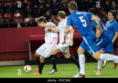 Sevilla, Spanien. 18. Februar 2016. Fernando Llorente Noten für 2-0 während der Europa-League-Spiel zwischen Sevilla FC und Molde FK am Stadion Ramon Sanchez Pizjuan in Sevilla, Spanien, am 18. Februar 2016 Credit: Daniel González Acuña/Alamy Live News Stockfoto