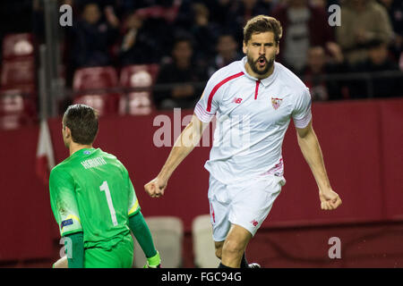 Sevilla, Spanien. 18. Februar 2016. Fernando Llorente von Sevilla feiert nach scoring 2-0 in der Europa League zwischen Sevilla FC und Molde FK am Stadion Ramon Sanchez Pizjuan in Sevilla, Spanien, am 18. Februar 2016 Credit Match: Daniel González Acuña/Alamy Live News Stockfoto