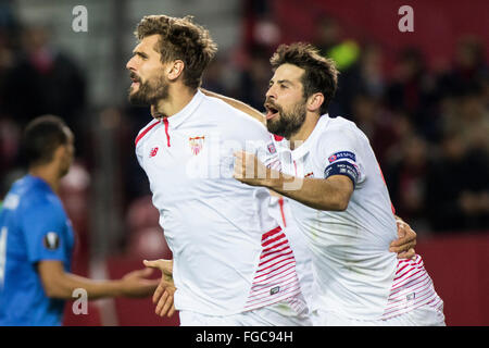 Sevilla, Spanien. 18. Februar 2016. Fernando Llorente (L) und Koks (R) von Sevilla feiert nach scoring 2-0 in der Europa League match zwischen Sevilla FC und Molde FK am Stadion Ramon Sanchez Pizjuan in Sevilla, Spanien, am 18. Februar 2016 Credit: Daniel González Acuña/Alamy Live News Stockfoto