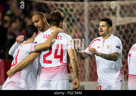 Sevilla, Spanien. 18. Februar 2016. Spieler von Sevilla feiert nach scoring 2-0 in der Europa League match zwischen Sevilla FC und Molde FK am Stadion Ramon Sanchez Pizjuan in Sevilla, Spanien, am 18. Februar 2016 Credit: Daniel González Acuña/Alamy Live News Stockfoto