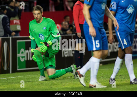 Sevilla, Spanien. 18. Februar 2016. Ethan Horvath von Molde ist verärgert nach Sevilla FC Punkte 3-0 während der Europa-League-Spiel zwischen Sevilla FC und Molde FK am Stadion Ramon Sanchez Pizjuan in Sevilla, Spanien, am 18. Februar 2016 Credit: Daniel González Acuña/Alamy Live News Stockfoto