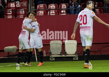 Sevilla, Spanien. 18. Februar 2016. Kevin Gameiro von Sevilla feiert nach scoring 3-0 in der Europa League zwischen Sevilla FC und Molde FK am Stadion Ramon Sanchez Pizjuan in Sevilla, Spanien, am 18. Februar 2016 Credit Match: Daniel González Acuña/Alamy Live News Stockfoto