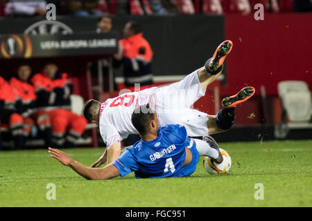 Sevilla, Spanien. 18. Februar 2016. Ruben Gabrelsen von Molde (D) wetteifert um den Ball mit Kevin Gameiro von Sevilla in der Europa-League-Spiel zwischen Sevilla FC und Molde FK am Stadion Ramon Sanchez Pizjuan in Sevilla, Spanien, am 18. Februar 2016 Credit: Daniel González Acuña/Alamy Live News Stockfoto