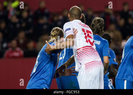 Sevilla, Spanien. 18. Februar 2016. Steven N'Zonzi Sevilla (R) Kämpfe um den Ball mit pro Egil Flo (L) während der Europa-League-Spiel zwischen Sevilla FC und Molde FK am Stadion Ramon Sanchez Pizjuan in Sevilla, Spanien, am 18. Februar 2016 Credit: Daniel González Acuña/Alamy Live News Stockfoto