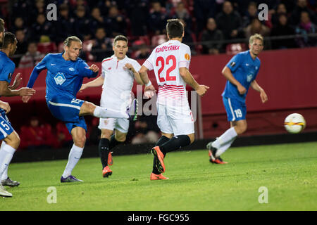 Sevilla, Spanien. 18. Februar 2016. Pro Egil Flo von Molde (L) schießt in der Europa League match zwischen Sevilla FC und Molde FK am Stadion Ramon Sanchez Pizjuan in Sevilla, Spanien, am 18. Februar 2016 Credit: Daniel González Acuña/Alamy Live News Stockfoto