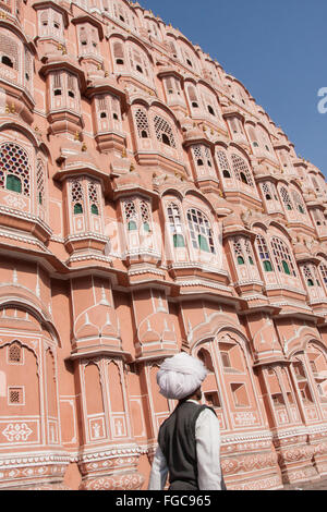 Einheimische vorbei Hawa Mahal, der "Palast der Winde", Jaipur, Rajasthan, Indien, Asien. Stockfoto