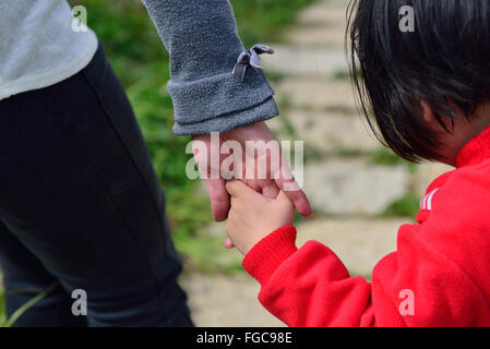 Nahaufnahme von Mutter und Baby Mädchen Hand in Hand Stockfoto