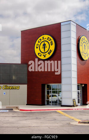 Der äußeren Vorderseite des Golds Gym, eine Übung und Klimaanlage Geschäft in Oklahoma City, Oklahoma, USA. Stockfoto