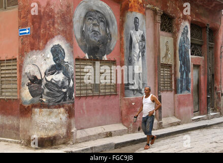 Altbauwohnung mit Wandbilder gemalt auf Außenseite, Habana Vieja (Altstadt von Havanna), Kuba Stockfoto