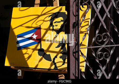 Malerei in der Galerie mit schmiedeeisernen Tiefenbilder Gießen Schatten, Cienfuegos, Kuba Stockfoto