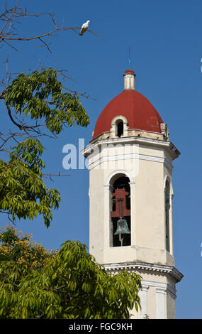 Glockenturm von der Kathedrale Notre-Dame von der Unbefleckten Empfängnis am Parque Jose Marti, Cienfuegos, Kuba Stockfoto