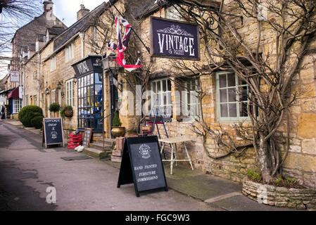 Vintage und Paint Shop. Verstauen Sie auf die würde, Gloucestershire, Cotswolds, England Stockfoto