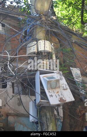 Elektrische Verdrahtung in der Favela Rocinha, Rio De Janeiro, Brasilien Stockfoto